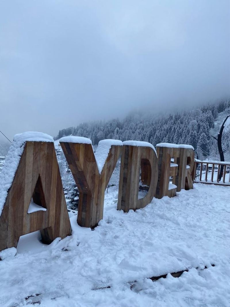 Turizm merkezi Ayder’den Nisan ayında kar manzaraları
