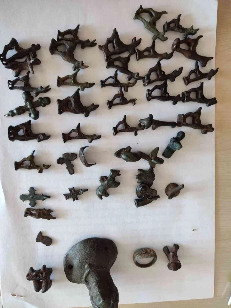 Tarla sürerken bulduğu tarihi eserleri polise teslim etti
