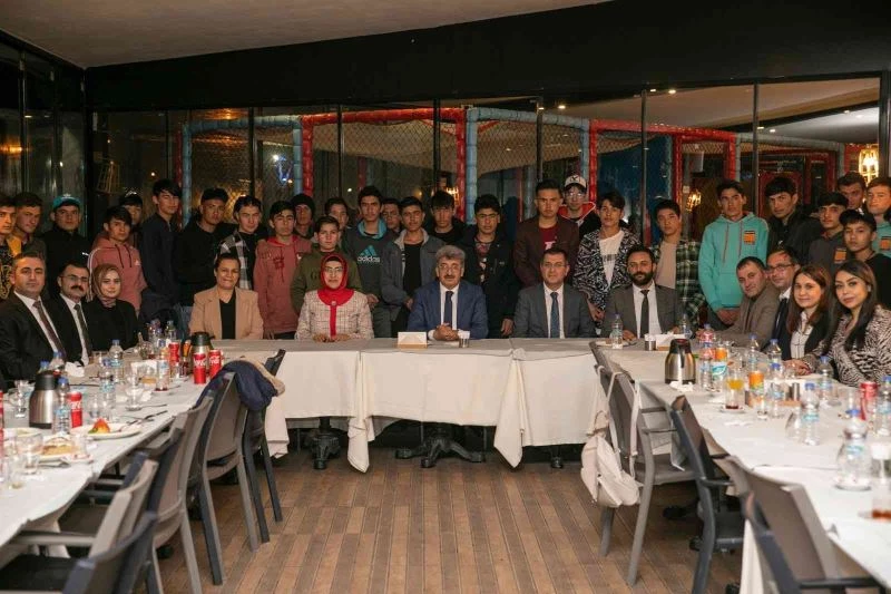 Vali Bilmez ve eşinden anlamlı iftar
