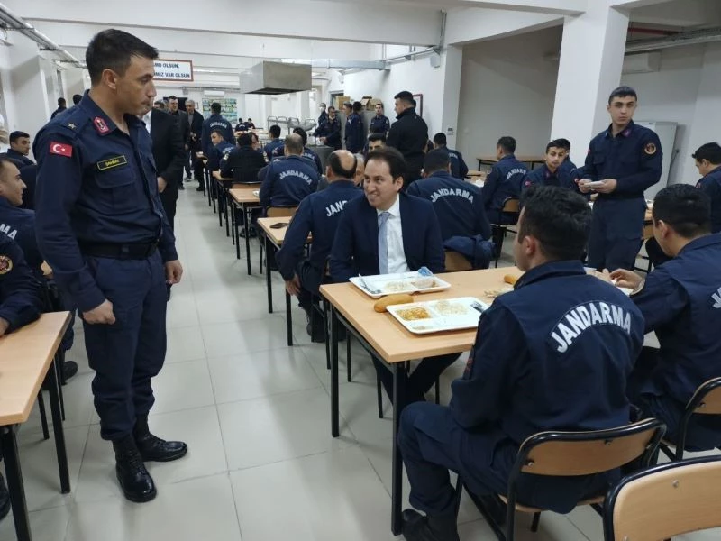 Kaymakam Bolat, iftarını askerlerle yaptı
