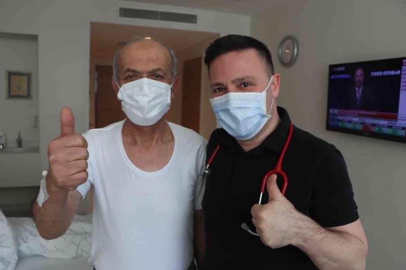 Korona savaşçısı profesör son ’aşısız’ hastasını taburcu etti

