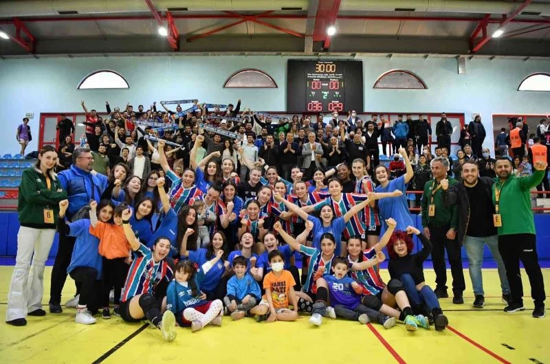 Mavi Kelebekler yarı finalde
