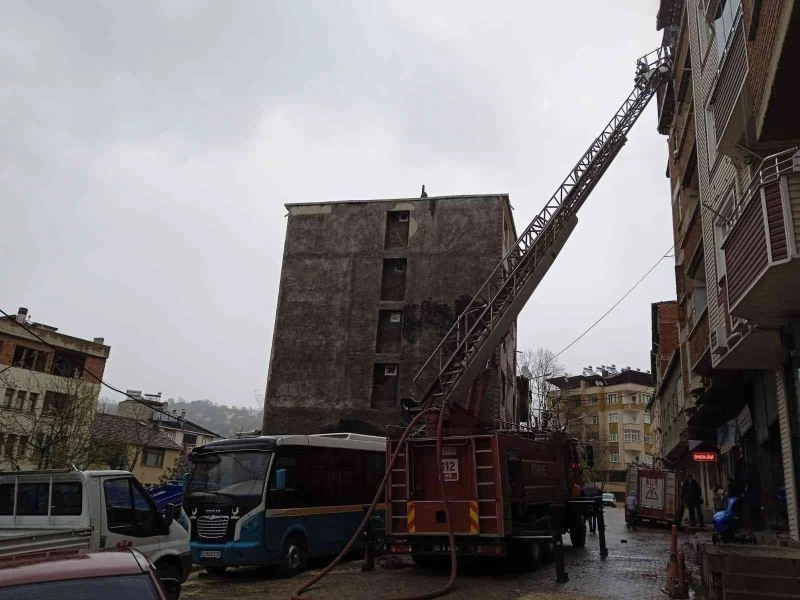 Çatı katındaki yangın itfaiye ekiplerince söndürüldü
