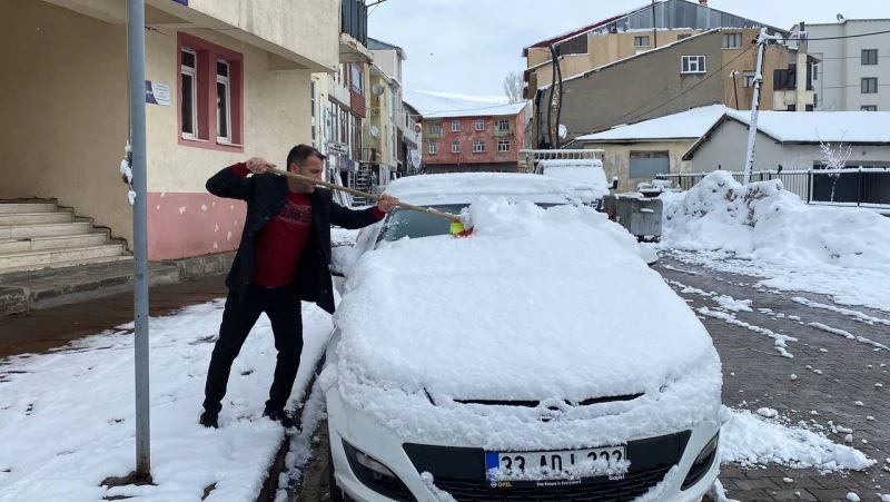 O ilçeye bahar bir türlü gelmedi: Nisan ortasında kar geri geldi
