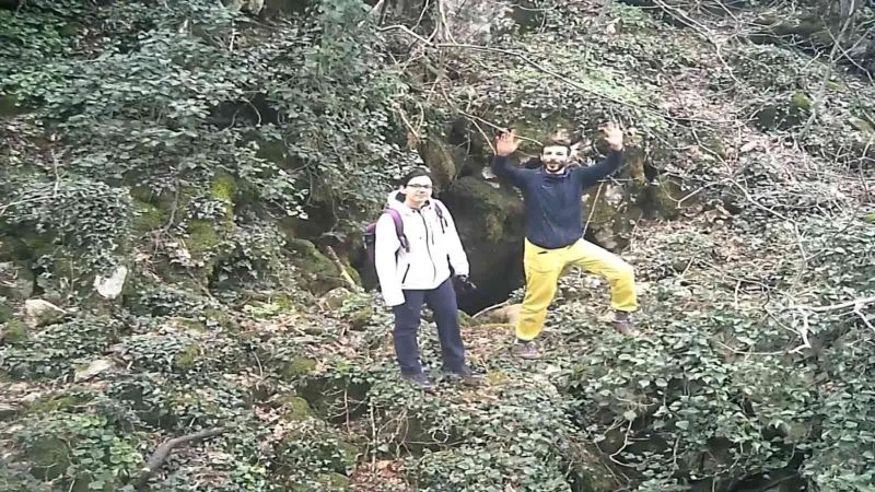 Ayı ile burun buruna gelecekken aldıkları kararla ölümden döndüler
