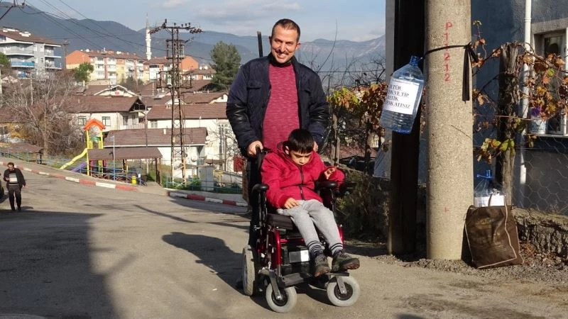 Tekstil işçisi 11 yılda 50 ton plastik topladı, 243 engelliyi tekerlekli sandalye sahibi yaptı
