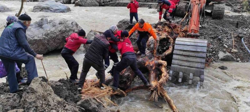 Köprüsü yıkılan köydeki hasta kadını sırtında taşıyarak kurtardılar
