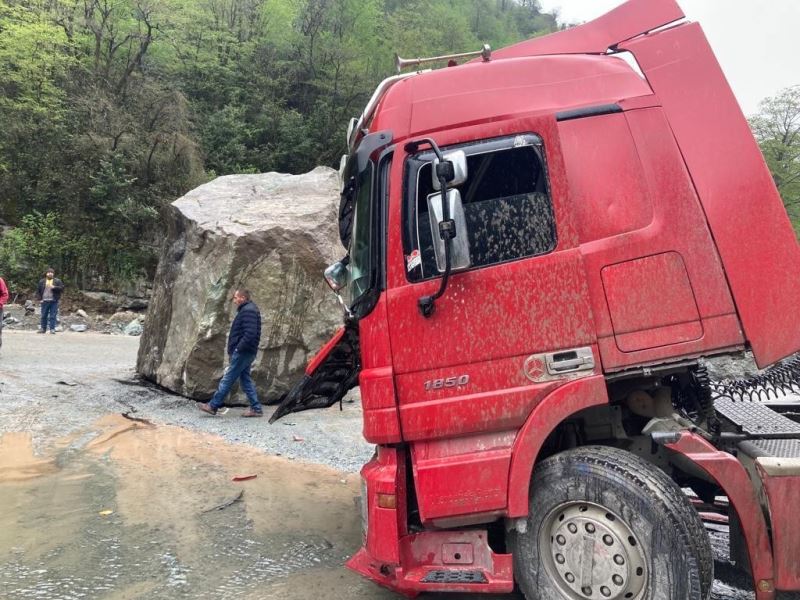 Artvin’de yamaçtan kopan dev kaya kamyonu hurdaya çevirdi
