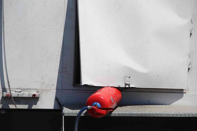 6 katlı binanın çatısındaki baz istasyonundan, 150 kilo ağırlığındaki 3 aküyü çaldılar
