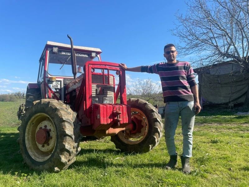 Dede yadigarı traktörü kendi imkanlarıyla çift çekere çevirdi
