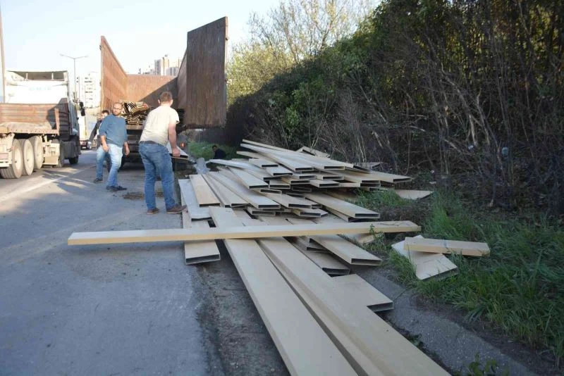 TEM’de kamyon devrildi, yola saçılan malzemeler trafiği kilitledi
