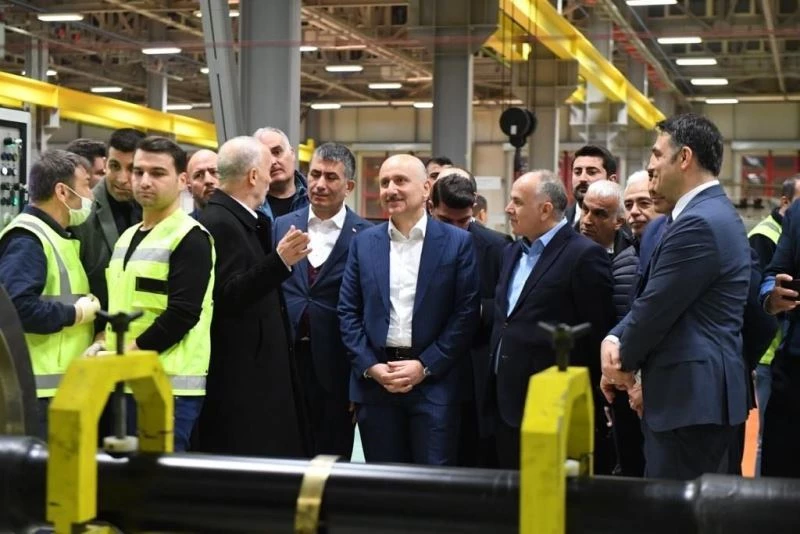 Bakan Karaismailoğlu TCDD Taşımacılık Bakımevi işçileri ile sahurda bir araya geldi
