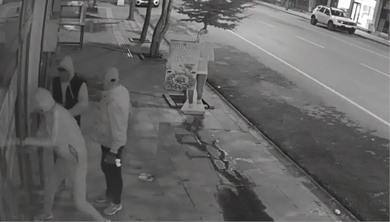 Eczane soygunu güvenlik kamerasına yansıdı
