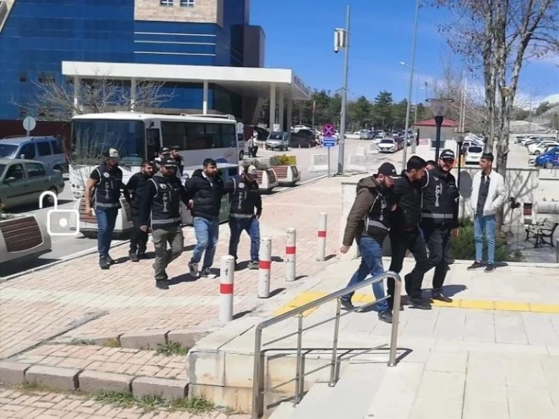 Bir daha hesap ödemeyeceklerini söyleyip havaya ateş açan 3 kişi tutuklandı
