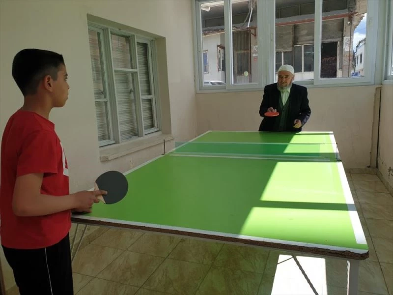 Camiyi sevdirmek istediği çocuklara masa tenisi, satranç ve dart oynatıyor