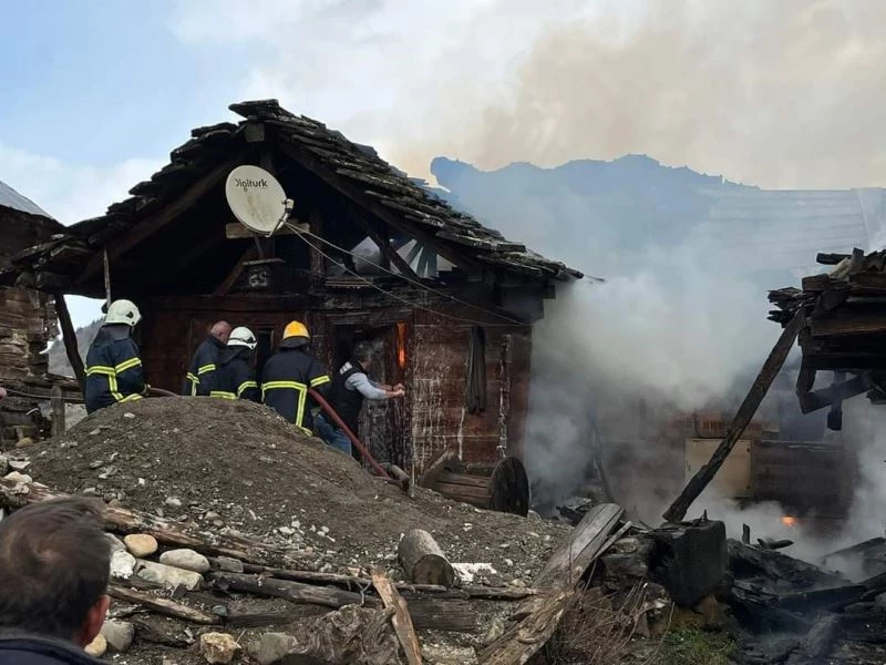 Sinop’ta 1 ev ve 3 ambar yandı
