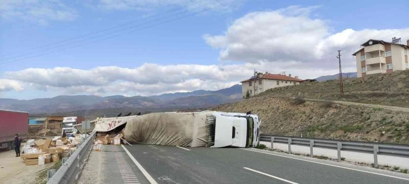 D100’de devrilen tırın dorsesindeki malzemeler yola saçıldı: 1 yaralı

