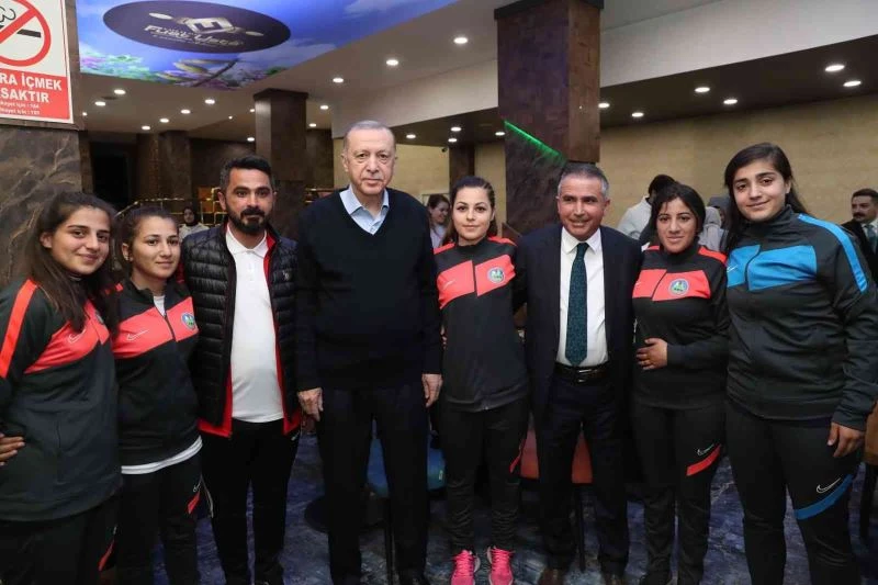 Kadın futbolcular: “Cumhurbaşkanı Erdoğan’la bir araya gelmenin mutluluğunu yaşadık”

