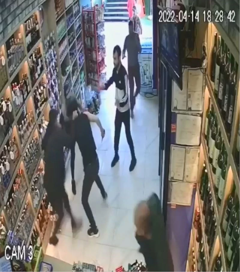 Korkuyla sığındığı iş yerinde defalarca bıçaklandı, o anlar kamerada
