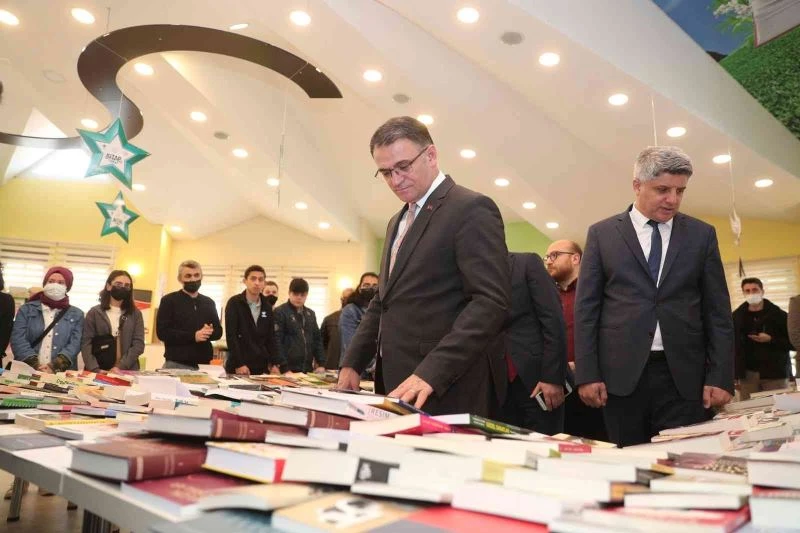 Liselere uzmanlık kütüphanesi
