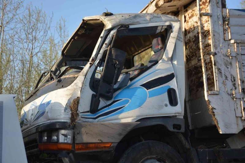 Devrilen kamyonda yaralanan sürücü hayatını kaybetti
