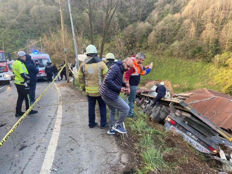 Sarıyer’de inşaat demiri yüklü tır gecekondu üzerine devrildi
