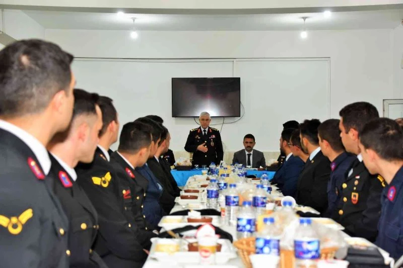 Jandarma Genel Komutanı Orgeneral Çetin, jandarma personeliyle iftar yaptı
