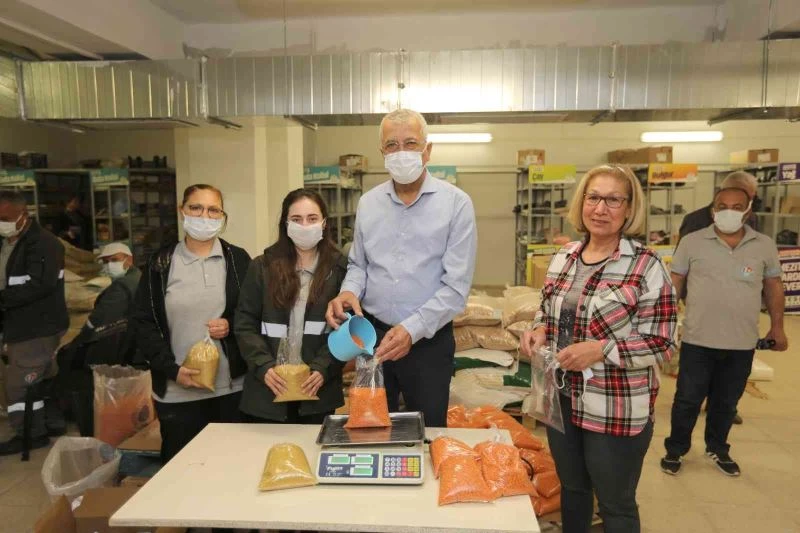 Hayırseverler bağışlıyor, gönüllüler paketliyor
