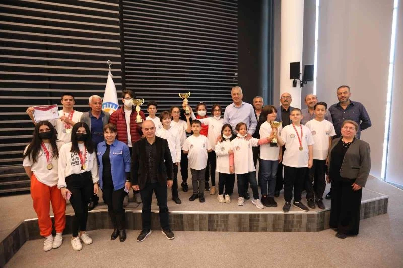 Başkan Tarhan, Mezitli’nin başarılı sporcularıyla buluştu
