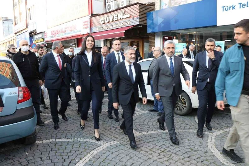 Bakan Nebati, esnaflara bol kazanç dileyip sıkıntılarını dinledi
