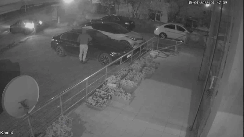 Ümraniye’de lüks otomobillerin yan aynalarını çaldılar
