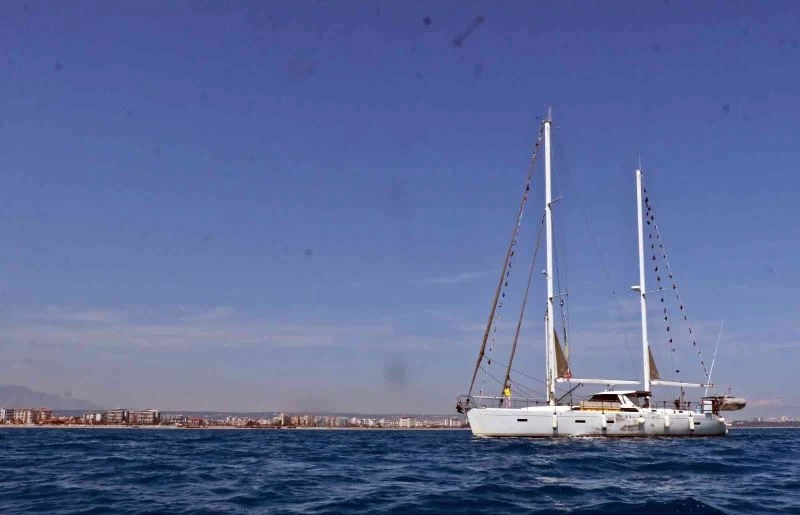 Tekneyle dünyayı 7 yılda dolaştılar, okyanuslarda korsan saldırılarından kıl payı kurtuldular
