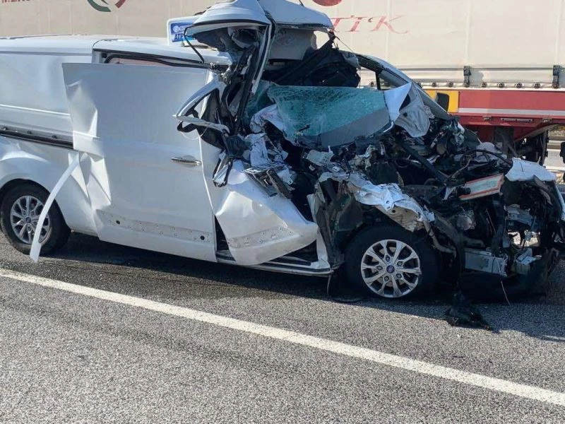 Bilecik’te tırın dorsesine çarpan araç adeta hurdaya döndü
