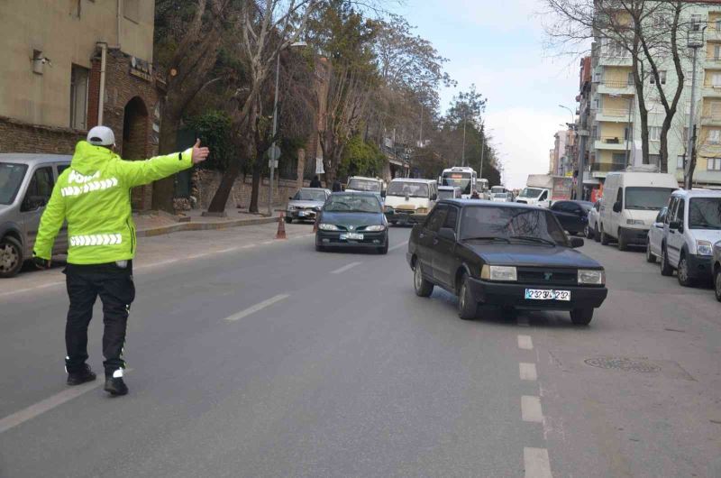 Uşak’ta bin 253 araç sürücüsüne para cezası kesildi
