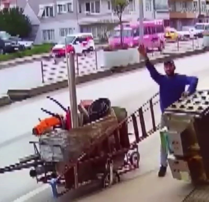 Kameraya el sallayan pişkin hırsızın sonu hapis oldu
