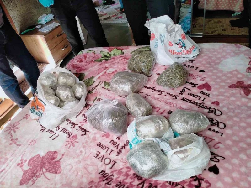 Evinde 4.5 kilo esrar çıktı “içiciyim” dedi
