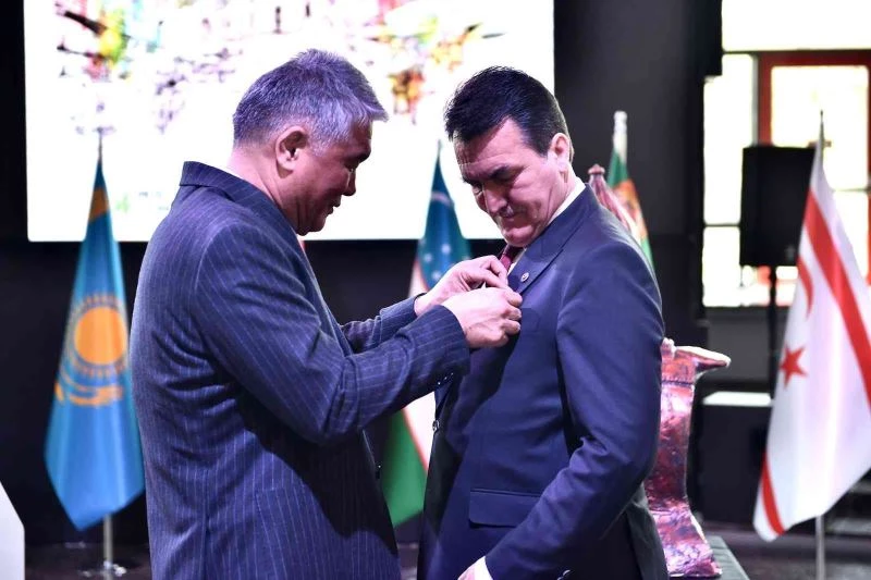 TÜRKSOY’dan Dündar’a Onur Madalyası
