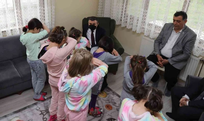 Vali Atay, miniklerle oyun oynadı
