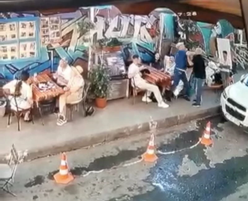 İstanbul’da dehşet anları kamerada: Babasına yumruk atan Ukraynalı turisti defalarca bıçakladı
