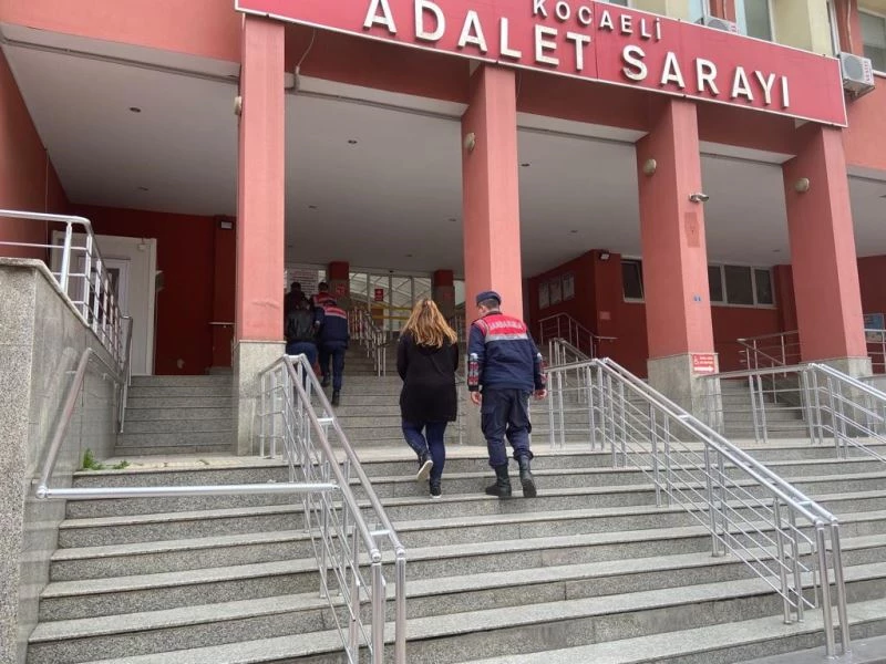 Jandarma ekiplerinin durdurduğu araçta bin 827 uyuşturucu ele geçirildi: 3 tutuklama
