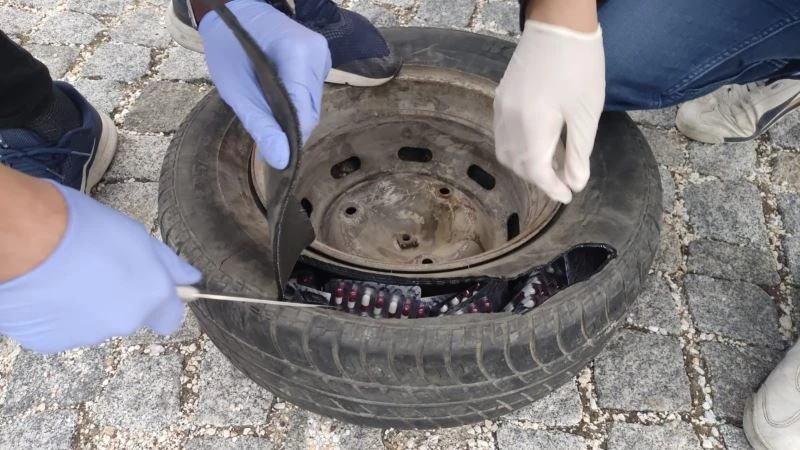 Zehir tacirlerinin araç yedek lastiğe saklanmış bin 386 hap ele geçirildi
