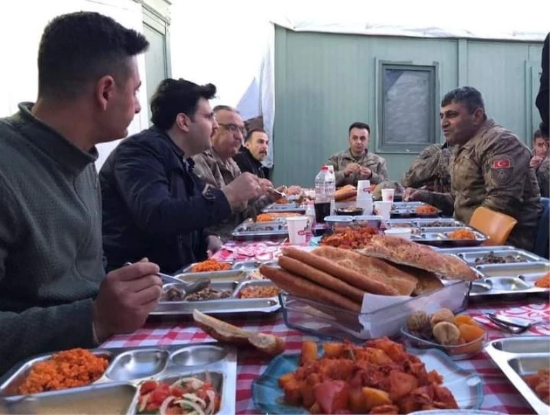Kaymakam Kurt askerlerle iftarda buluştu

