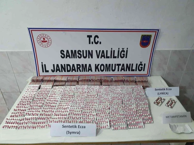 Yol uygulamasında hediye poşetine sarılı uyuşturucu ele geçirildi
