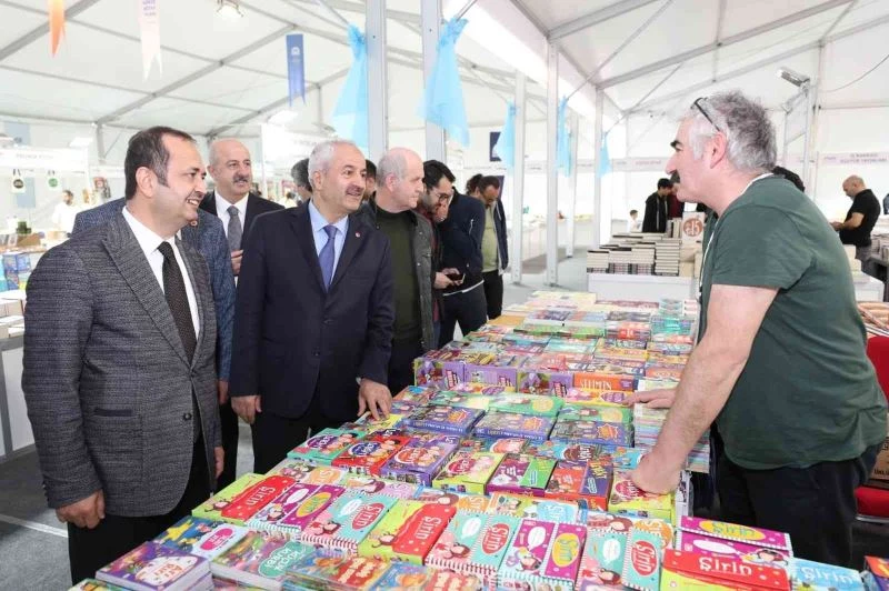 Bu fuarda yüzbinlerce kitap vatandaşlarla buluşuyor
