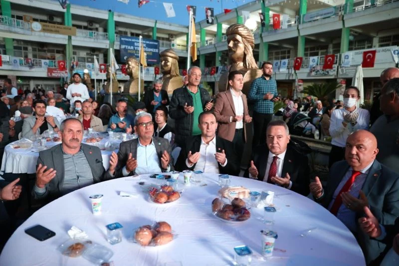 Başkan Böcek Serik’te STK, muhtar ve vatandaşlarla buluşup iftar yaptı
