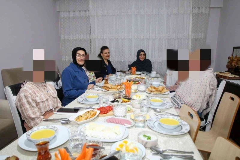 Vali Bilmez’in eşi çocuklarla sahur yaptı
