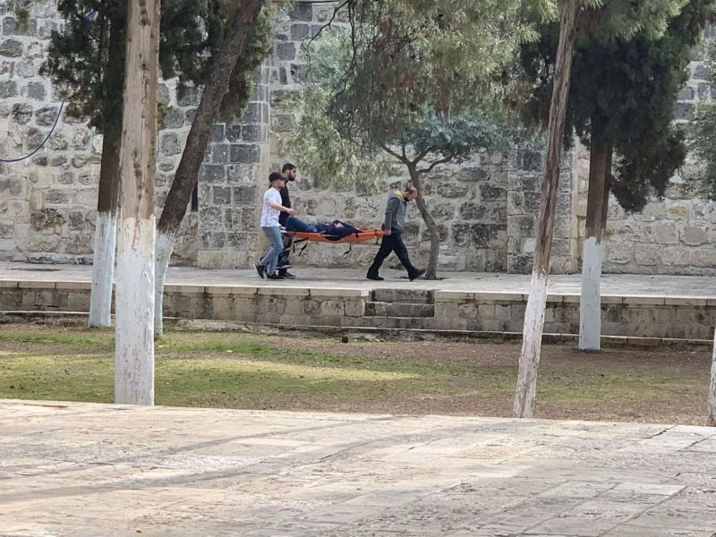 İsrail güçleri Mescid-i Aksa’da Filistinlilere saldırdı: 17 yaralı
