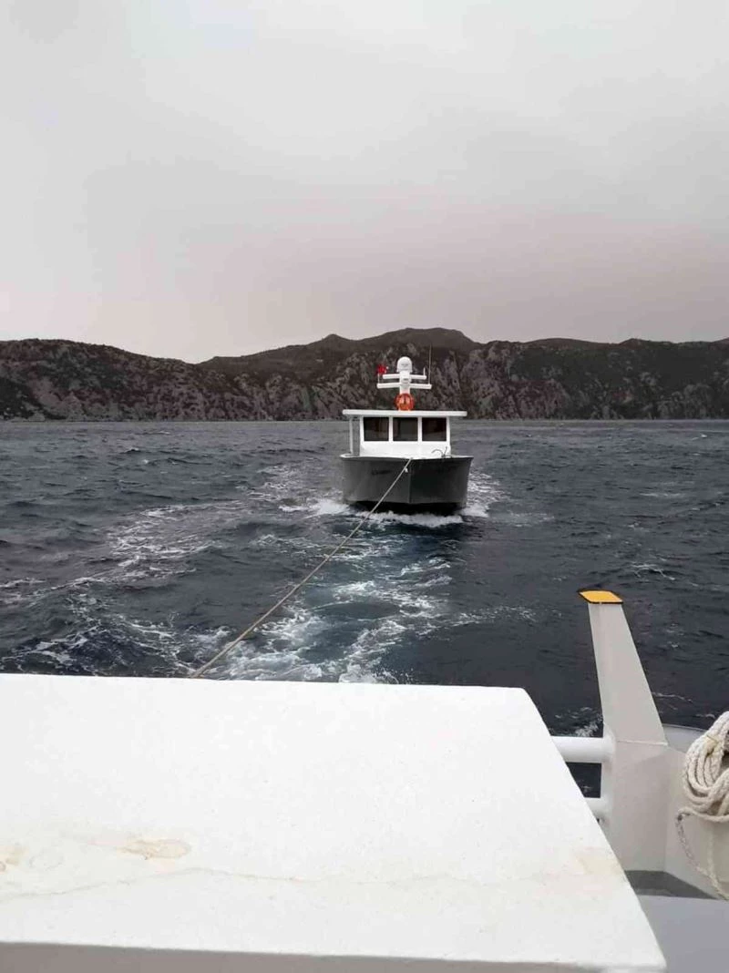 Arıza yapan tekneyi Kıyı Emniyet kurtardı
