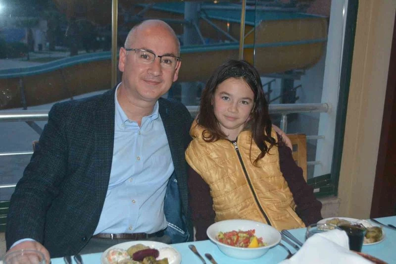 Ayvalık’ta Dünya Yetimler Günü iftar yemeğiyle kutlandı
