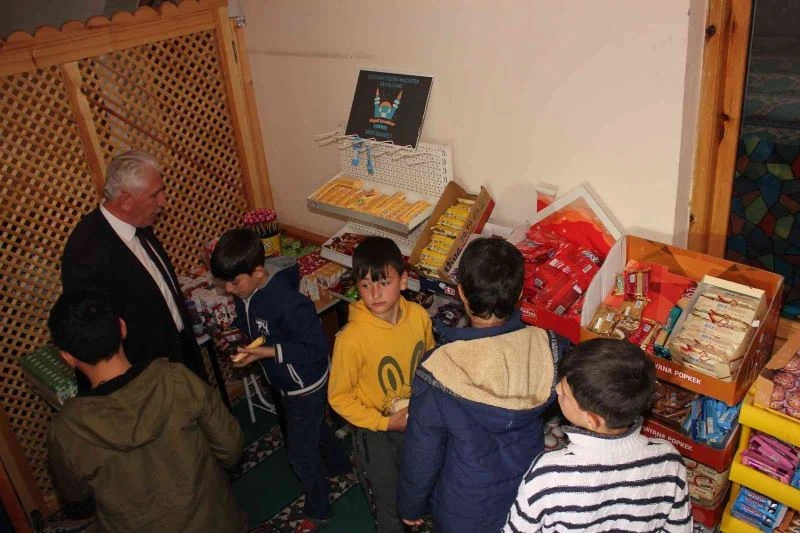 Çocuklara camiyi sevdirmek için camide mini market açtı
